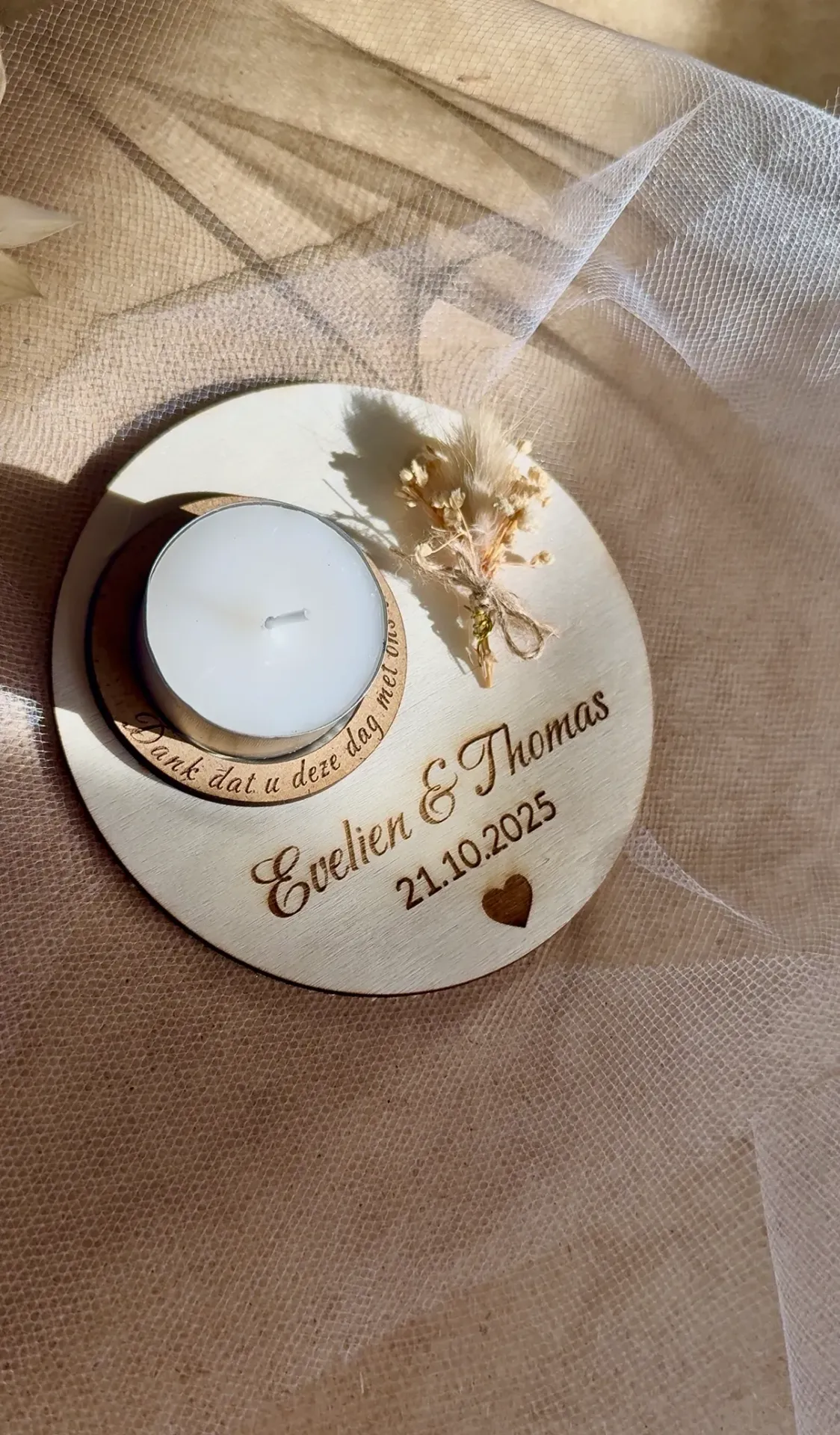 Houten kaarshouder met bloemen